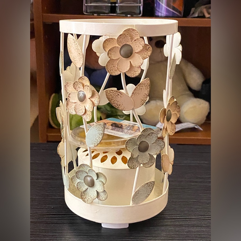 Scentsy Cream and Tan Floral Warmer